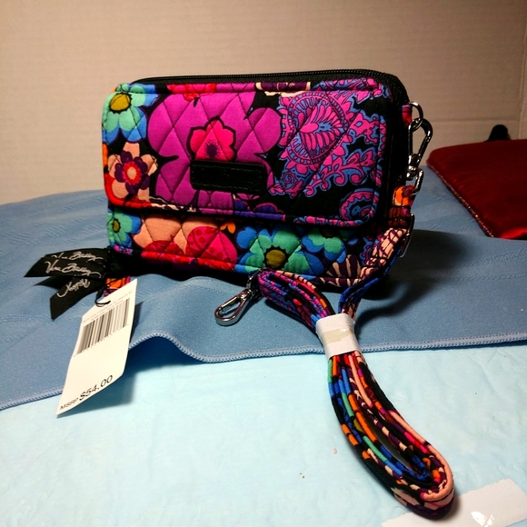 Vera Bradley Handbags - SOLD ❤🆕💖Vera Bradley All In One Crossbody For iphone 6+ Floral Fiesta